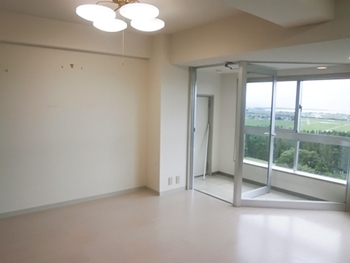 絨毯張りからフローリングへ、明るく清潔感のあるスペースになりました。