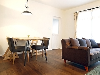 健康的な自然素材の部屋の、細部のディテールにまでこだわった二世帯リフォームです。